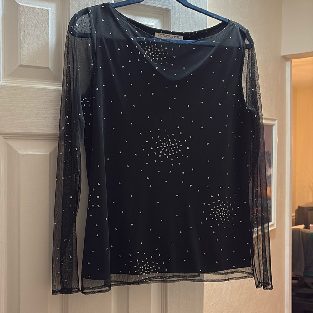 🌃LAST CHANCE BEFORE DONATING!🌃 Festive black blouse with sparkles, size medium